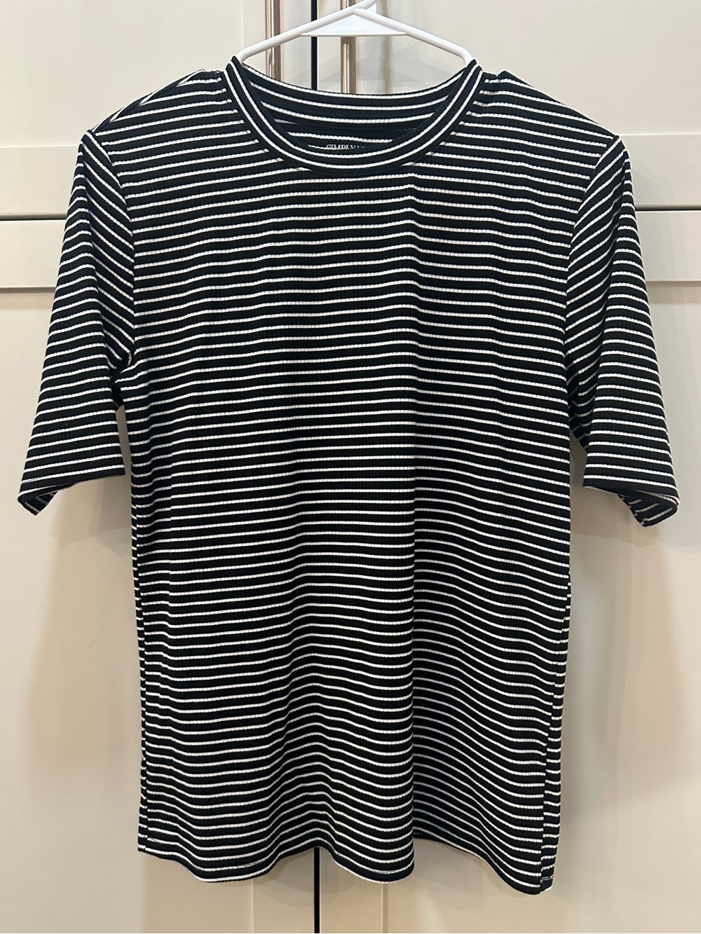 Women’s Vera Wang Black & White Striped Ribbed Crew Neck Shirt- L